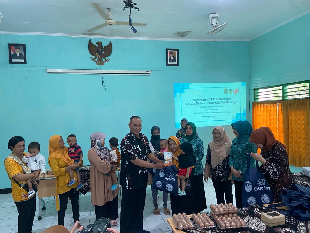 Penyerahan CSR PSIM Yogyakarta Sebagai  Usaha Mengurangi Stunting di Kemantren Wirobrajan