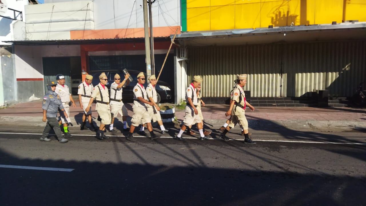 PEGAWAI KEMANTREN WIROBRAJAN IKUT SERTA NAPAK TILAS DENGAN KIRAB PATAKA